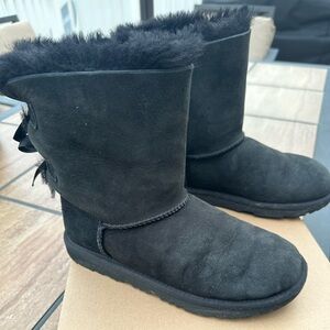 Girls Uggs Black Bailey Bow, very good condition.